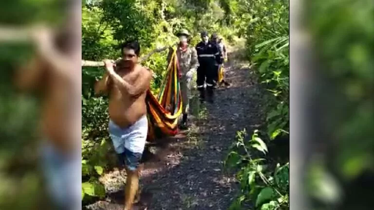 Bombeiros resgatam idoso debilitado em área de difícil acesso em Corumbá