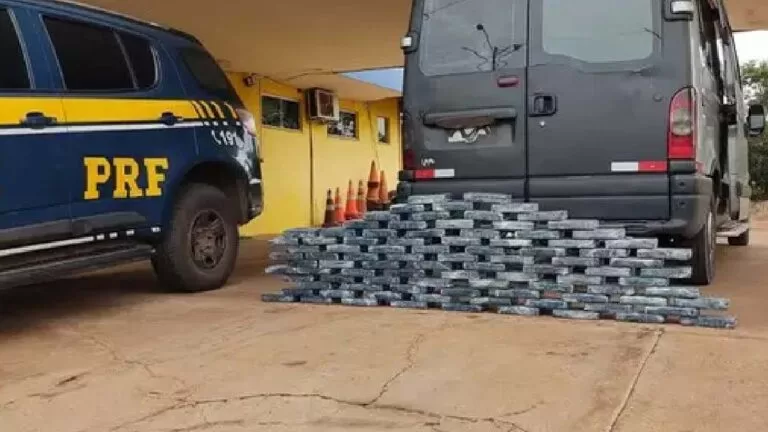 Família sai de Corumbá com van carregada com R$ 18 milhões em cocaína e acaba presa pela PRF