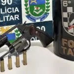 Mulher esquece carro aberto, polícia vai avisar e encontra arma de fogo no banco do carona