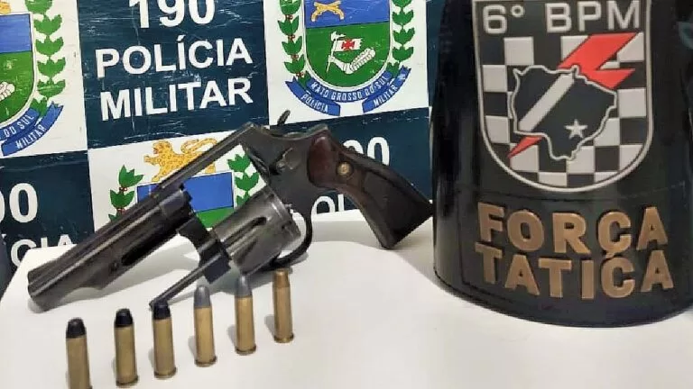 Mulher esquece carro aberto, polícia vai avisar e encontra arma de fogo no banco do carona