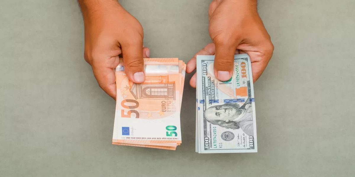 Você está visualizando atualmente Pela primeira vez em 20 anos, Dólar e Euro são negociados ao mesmo valor