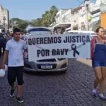 Passeata nas ruas do centro pede justiça por morte de bebê no pronto-socorro de Corumbá