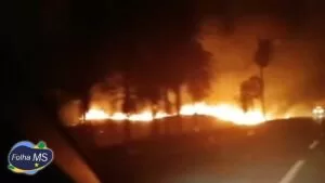 Leia mais sobre o artigo Motoristas registram incêndio que atingiu margens da BR-262 em Corumbá | vídeo