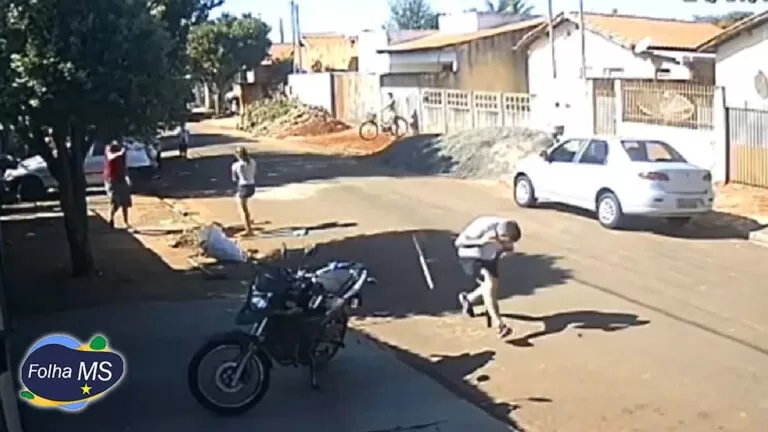 Homem que tentou matar vizinho que limpava sua calçada a tiros se entrega à Polícia