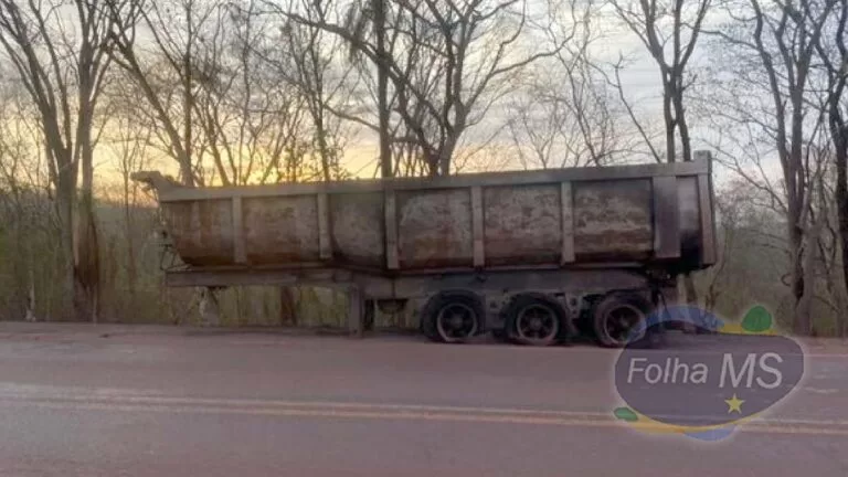 Internauta denuncia carroceria “abandonada” há mais de um mês em acostamento da BR-262