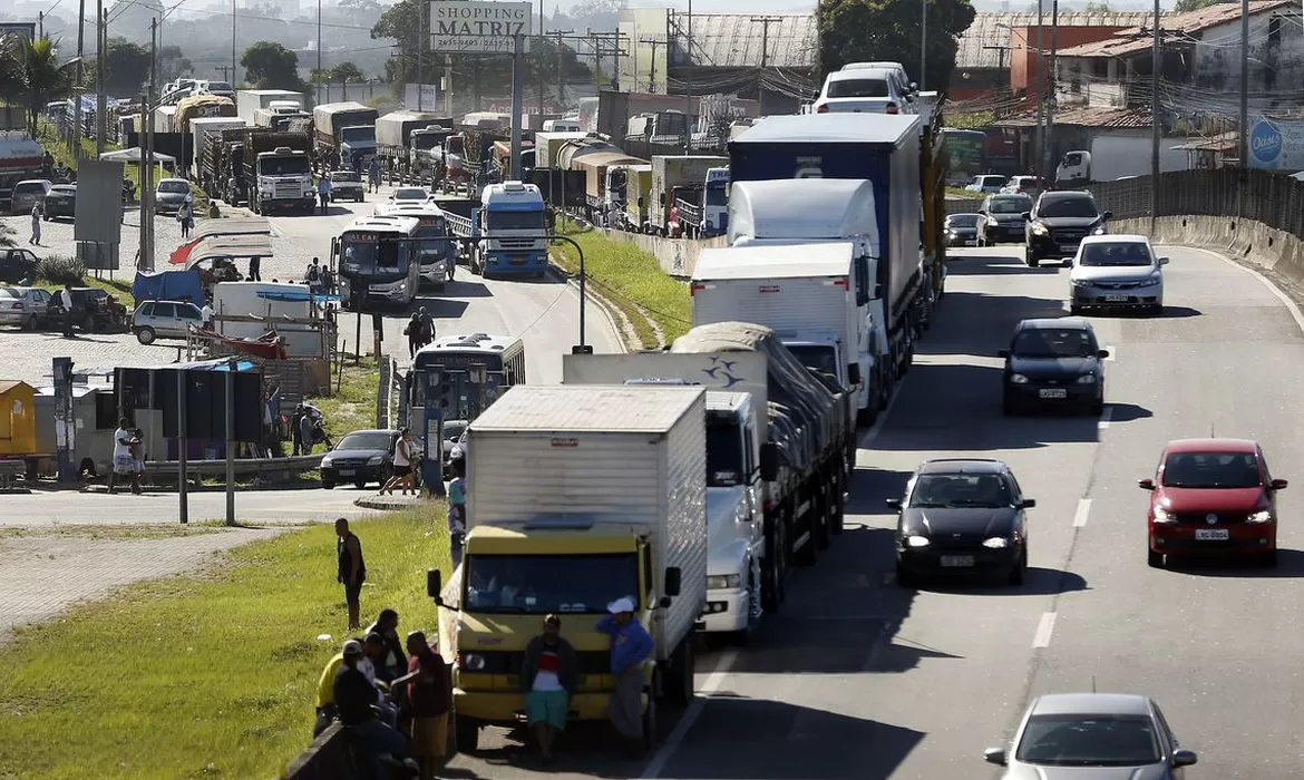 Leia mais sobre o artigo Caminhoneiros recebem auxílio com parcela dobrada