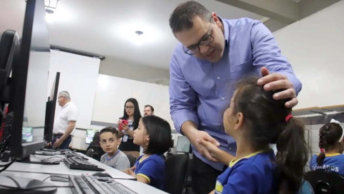 Leia mais sobre o artigo Prefeitura de Dourados completa entrega de novos computadores em 11 escolas municipais