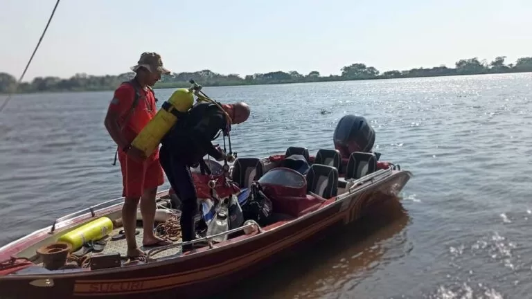 Bombeiros procuram jovem que desapareceu enquanto nadava na prainha do Porto Geral