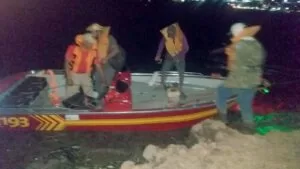 Leia mais sobre o artigo Bombeiros resgatam pescadores surpreendidos pelo vento forte no Rio Paraguai