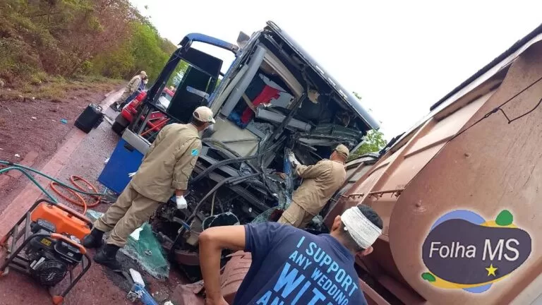 Homem morre em acidente entre ônibus  e carreta na BR-262