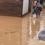 “Vem pedir voto aqui agora prefeito” diz morador em bairro inundado após chuva em Corumbá