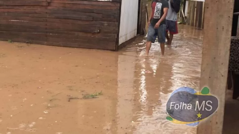 “Vem pedir voto aqui agora prefeito” diz morador em bairro inundado após chuva em Corumbá