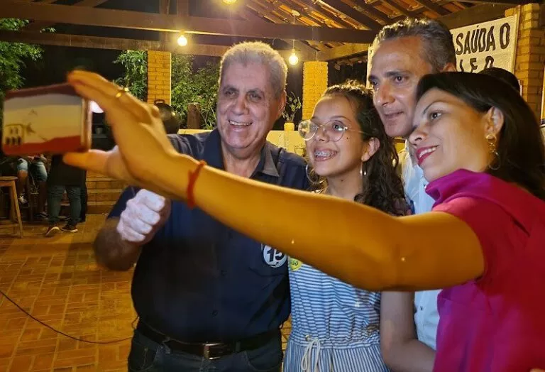 Líder nas pesquisas André faz campanha no interior do estado