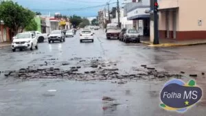 Leia mais sobre o artigo Chuva desmancha “asfalto novo” no centro de Corumbá e empresa culpa drenagem