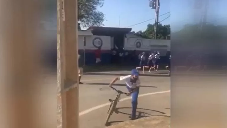 Adolescente invade escola cívico-militar e mata cadeirante com tiros e facadas