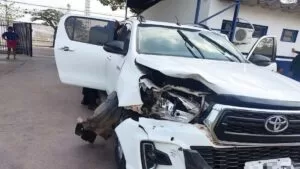 Leia mais sobre o artigo Após bater em veículos, motorista procura batalhão da PM e se diz “Perseguido”
