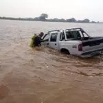 Vídeo| Bombeiros resgatam caminhonete que foi parar dentro do Rio Paraguai em Ladário