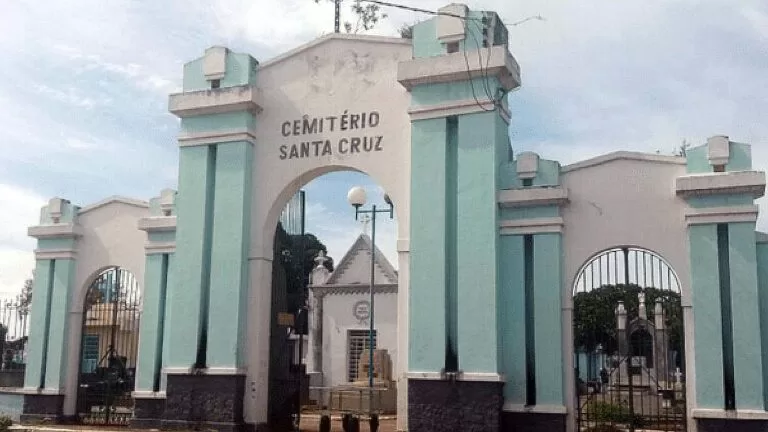 Mulher é flagrada tentando desenterrar corpo do “ex” em cemitério de Corumbá