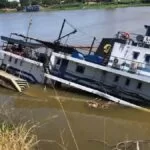 Embarcação de Ladário tomba em rio e causa vazamento de óleo em Porto Murtinho