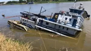 Leia mais sobre o artigo Embarcação de Ladário tomba em rio e causa vazamento de óleo em Porto Murtinho