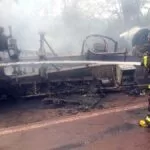 Incêndio destrói carreta carregada com bobina de papel na BR-262 | vídeo