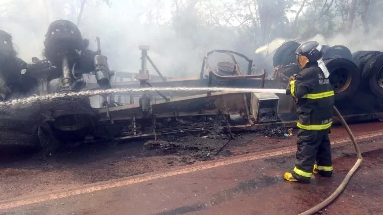 Incêndio destrói carreta carregada com bobina de papel na BR-262 | vídeo