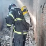 Bombeiros combatem incêndio em casa no Popular Nova