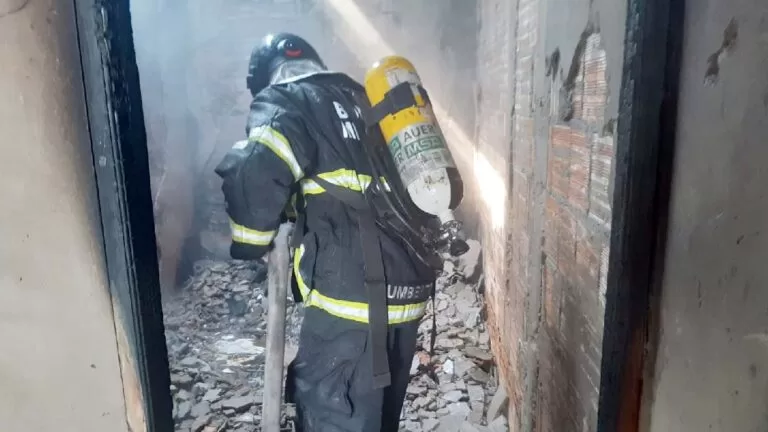 Bombeiros combatem incêndio em casa no Popular Nova