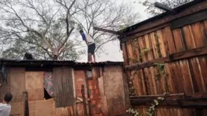 Leia mais sobre o artigo Chuva causa estragos e projeto pede doação de lonas para atender famílias em Corumbá