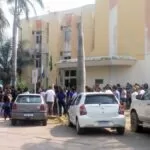 Por melhores condições de trabalho professores protestam em frente à prefeitura de Corumbá