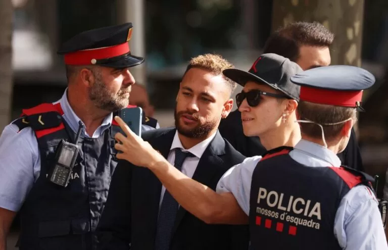 Neymar diz em julgamento que assinava todos os documentos que o seu pai mandava