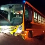 Crianças ficam feridas após ônibus escolar se chocar em barreira de minério em Corumbá