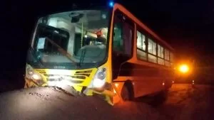 Leia mais sobre o artigo Crianças ficam feridas após ônibus escolar se chocar em barreira de minério em Corumbá