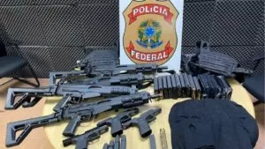 Leia mais sobre o artigo PF apreende arsenal com CAC e frustra plano para usar armas em roubos | vídeo