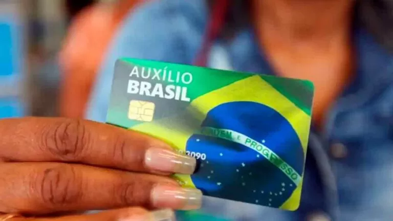 Beneficiários do Auxílio Brasil têm até sexta para atualizar dados
