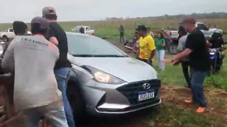 Homem tenta furar bloqueio, atira em meio a manifestantes e acaba preso pela PRF | vídeo