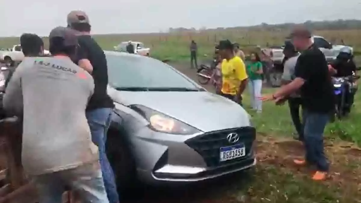 Você está visualizando atualmente Homem tenta furar bloqueio, atira em meio a manifestantes e acaba preso pela PRF | vídeo