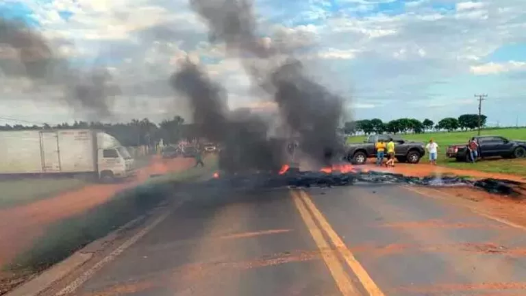 Manifestantes bolsonaristas bloqueiam 8 pontos de rodovias federais em MS