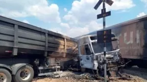 Leia mais sobre o artigo Caminhão é atingido por locomotiva e pega fogo em cidade de MS