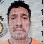 Homem mata mulher a facadas e foge após confessar crime para amiga da vítima