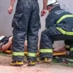 Homem atropela esposa com caminhão guincho, incendeia casa e foge