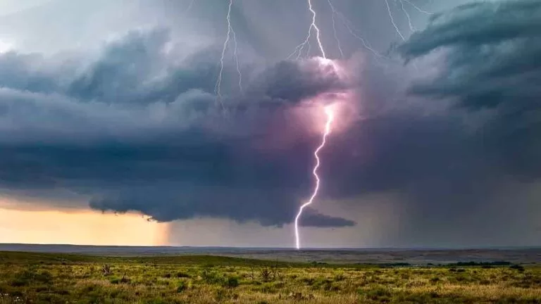 Mulher morre ao ser atingida por raio em Sete Quedas