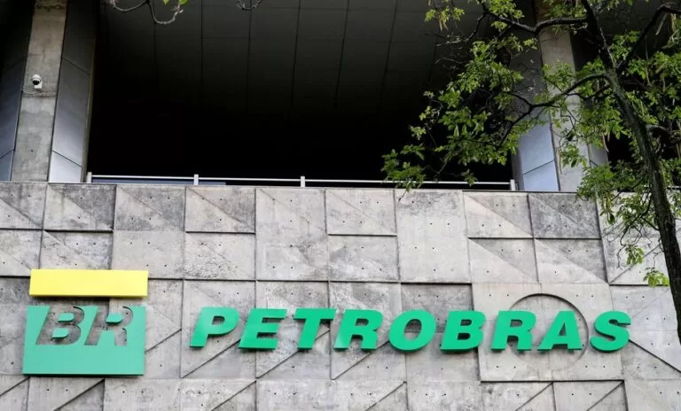 Gasolina sobe nos postos pela quarta semana seguida, mesmo sem reajuste da Petrobras