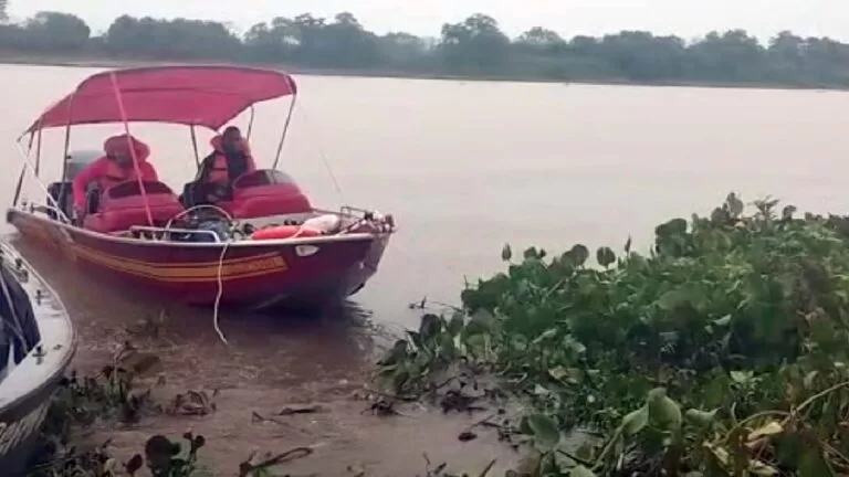 Bombeiros prosseguem com buscas por homens que desapareceram no Rio Paraguai