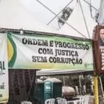 Manifestantes penduram caixão com imagem de Ministro do TSE em Campo Grande