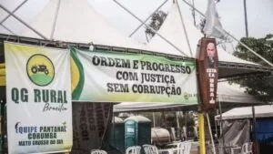 Leia mais sobre o artigo Manifestantes penduram caixão com imagem de Ministro do TSE em Campo Grande