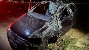 Leia mais sobre o artigo Duas pessoas morrem e 4 ficam feridos em acidente de carro na estrada do Tamarineiro