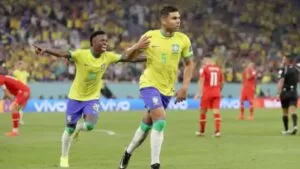Leia mais sobre o artigo Com gol de Casemiro, Brasil vence Suíça e garante vaga nas oitavas