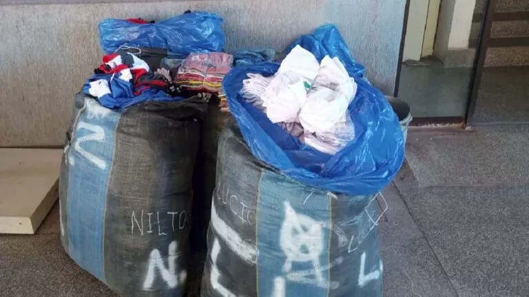 PM apreende fardos com roupas contrabandeadas da Bolívia