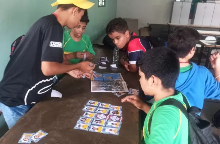 Você está visualizando atualmente Estudantes viram figurinhas da Copa em projeto que ensina história e cultura dos países